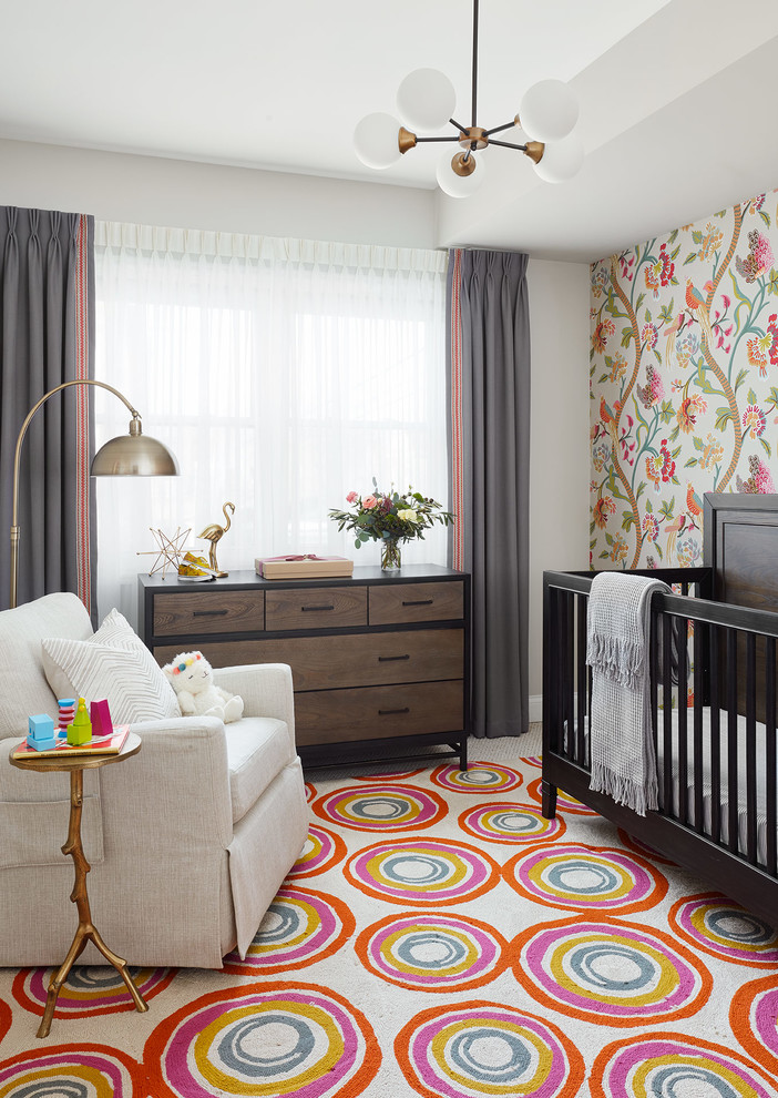 Cette photo montre une chambre de bébé fille chic de taille moyenne avec un mur multicolore, moquette et un sol beige.