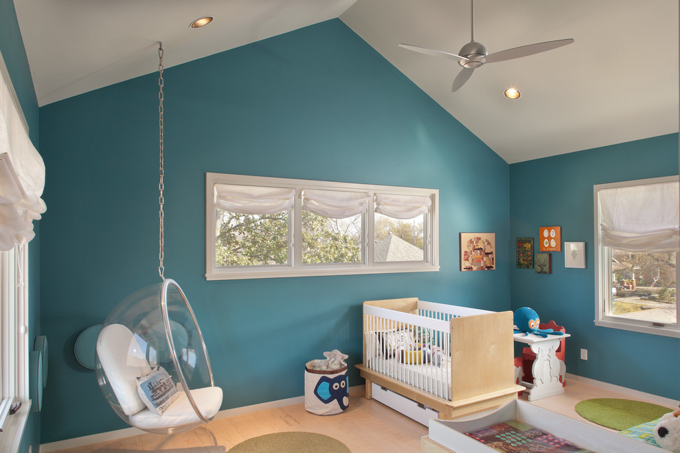 Großes Modernes Babyzimmer mit blauer Wandfarbe, hellem Holzboden und beigem Boden in Houston