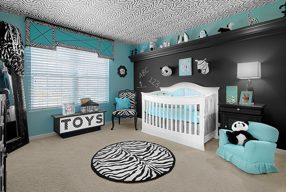 Modelo de habitación de bebé neutra clásica renovada de tamaño medio con paredes negras y moqueta