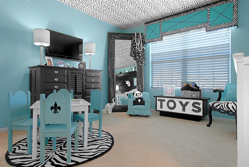 Cette image montre une chambre de bébé neutre traditionnelle de taille moyenne avec un mur bleu et moquette.