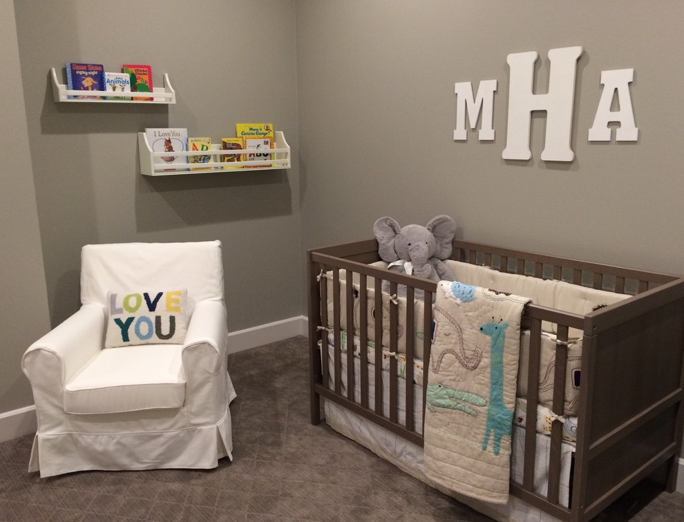 Cette photo montre une chambre de bébé neutre tendance de taille moyenne avec un mur gris et moquette.
