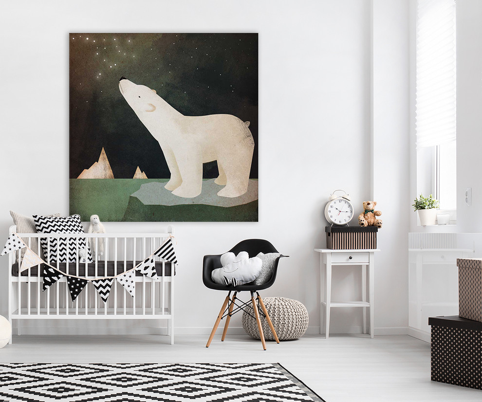 На фото: нейтральная комната для малыша в скандинавском стиле с белыми стенами, светлым паркетным полом и белым полом с