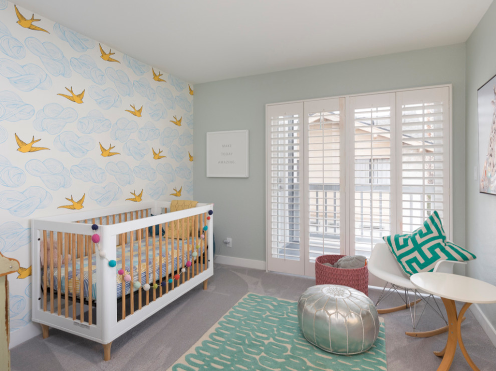 Идея дизайна: комната для малыша среднего размера в современном стиле с ковровым покрытием, обоями на стенах, синими стенами и серым полом для девочки
