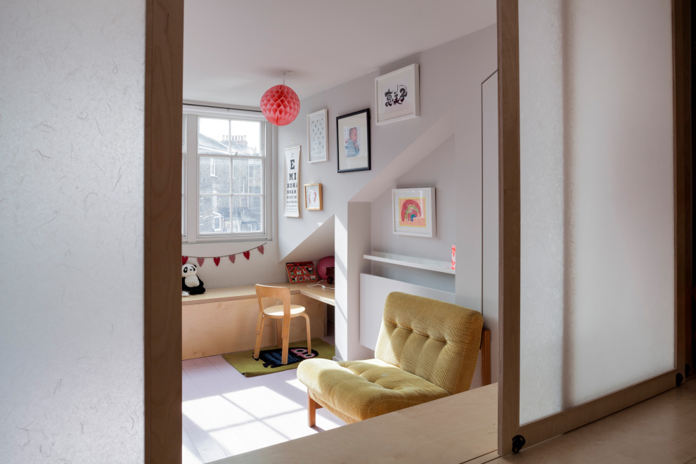 Immagine di una piccola cameretta per neonati neutra contemporanea con pareti grigie, pavimento in legno verniciato, pavimento rosa e pannellatura