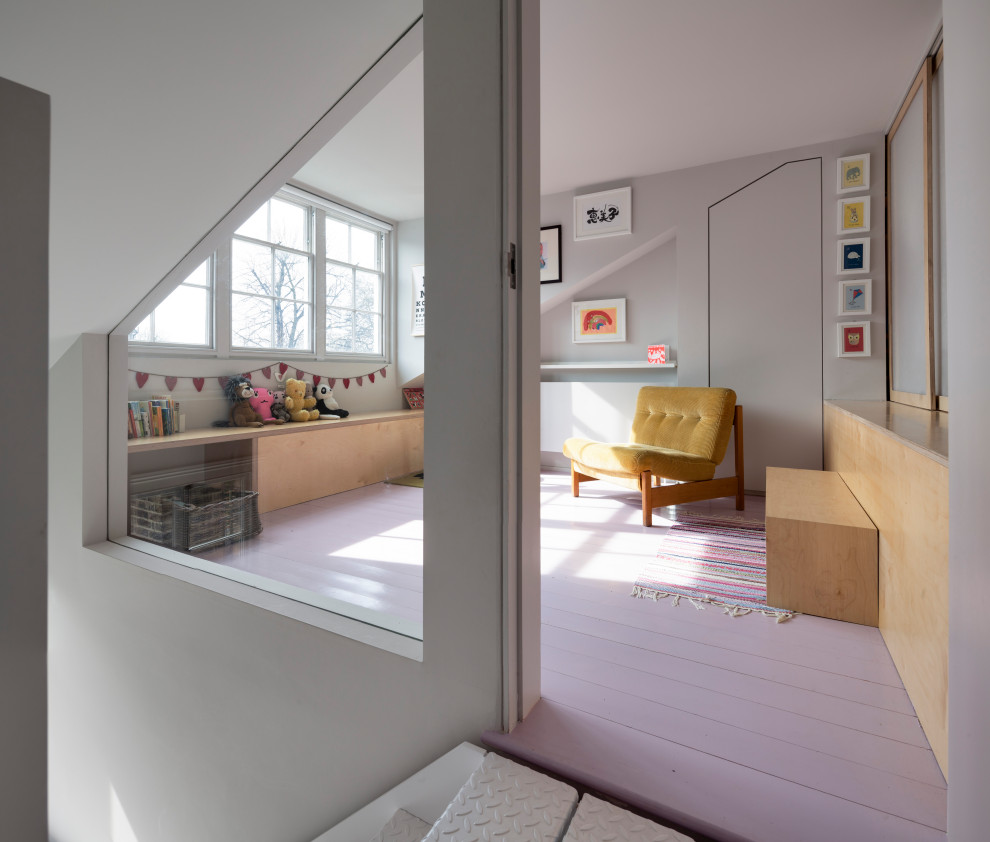 Esempio di una piccola cameretta per neonati neutra minimal con pareti grigie, pavimento in legno verniciato, pavimento rosa e pannellatura