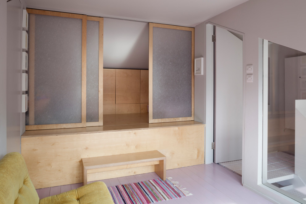 Источник вдохновения для домашнего уюта: маленькая нейтральная комната для малыша в современном стиле с серыми стенами, деревянным полом, розовым полом и панелями на части стены для на участке и в саду