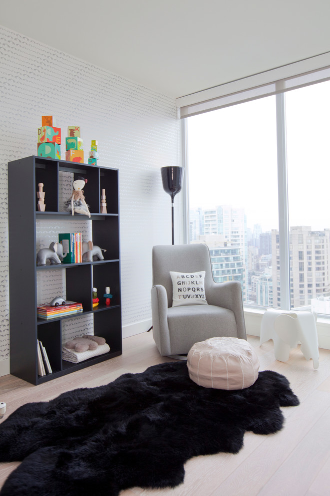 Neutrales Modernes Babyzimmer mit grauer Wandfarbe und hellem Holzboden in Vancouver