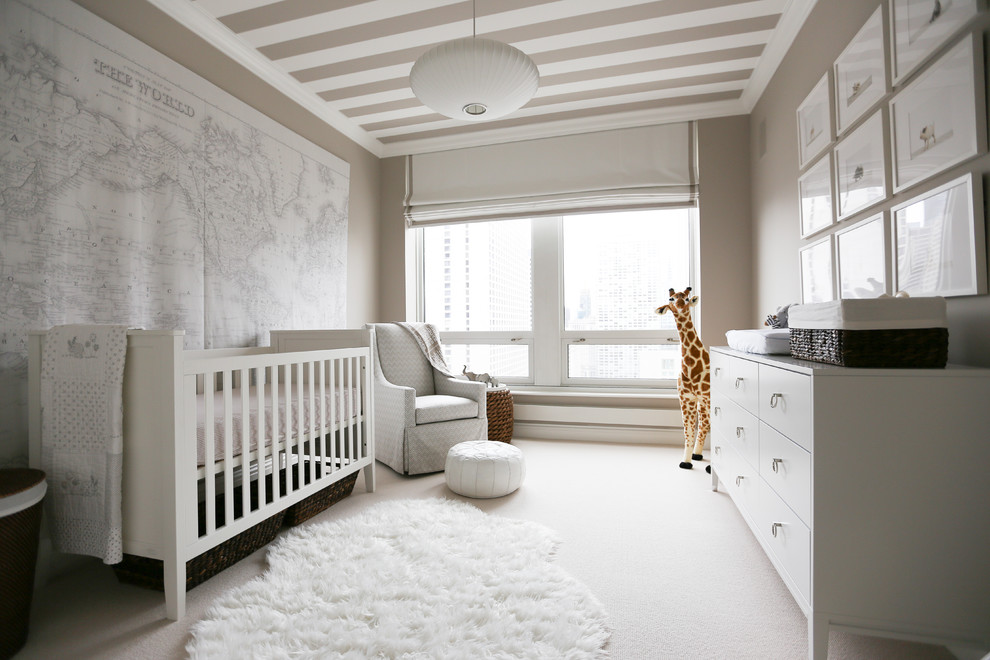 シカゴにある広いコンテンポラリースタイルのおしゃれな赤ちゃん部屋 (ベージュの壁、カーペット敷き、白い床、男女兼用) の写真