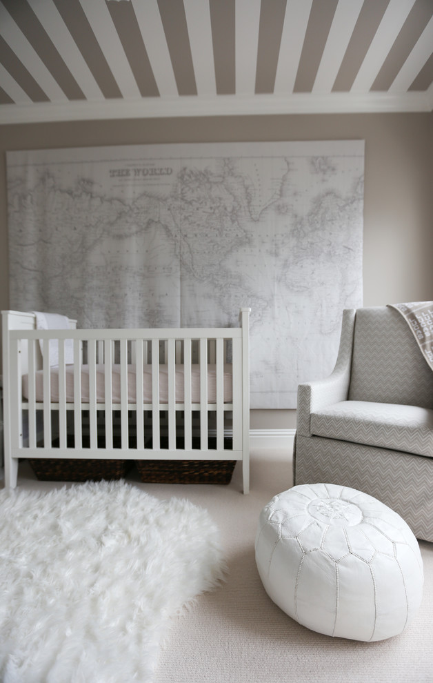 На фото: большая нейтральная комната для малыша в современном стиле с бежевыми стенами, ковровым покрытием и белым полом с