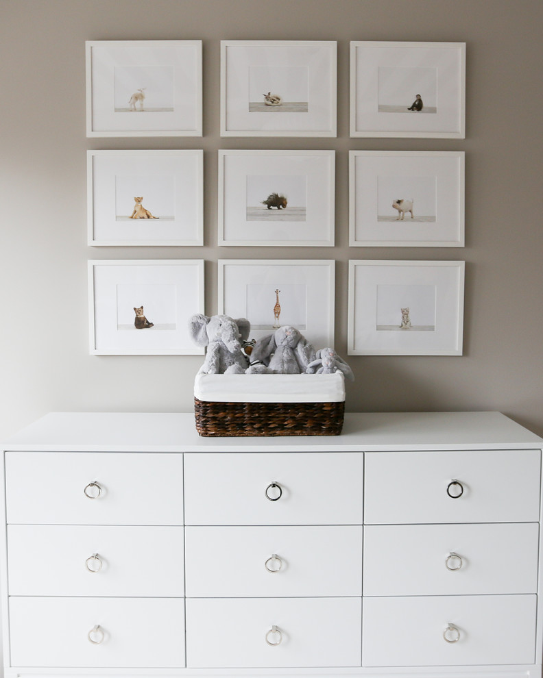 Cette photo montre une grande chambre de bébé neutre tendance avec un mur beige, moquette et un sol blanc.