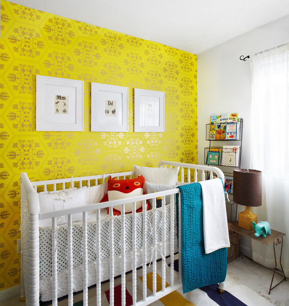 Idées déco pour une chambre de bébé neutre contemporaine avec un mur jaune et moquette.