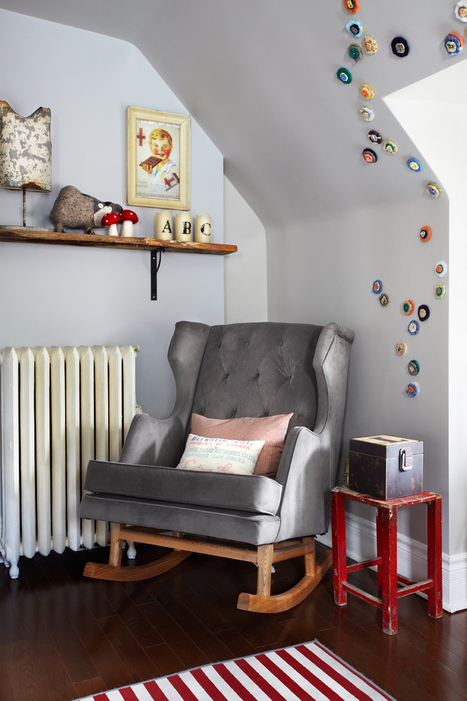 Immagine di una cameretta per neonati neutra minimal con pareti grigie e parquet scuro