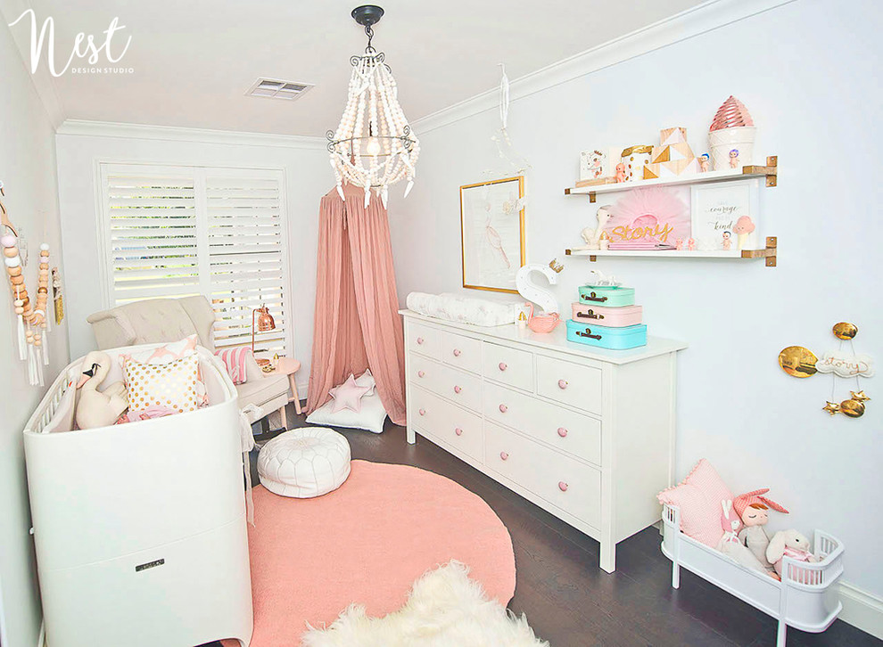 Cette image montre une chambre de bébé fille design.