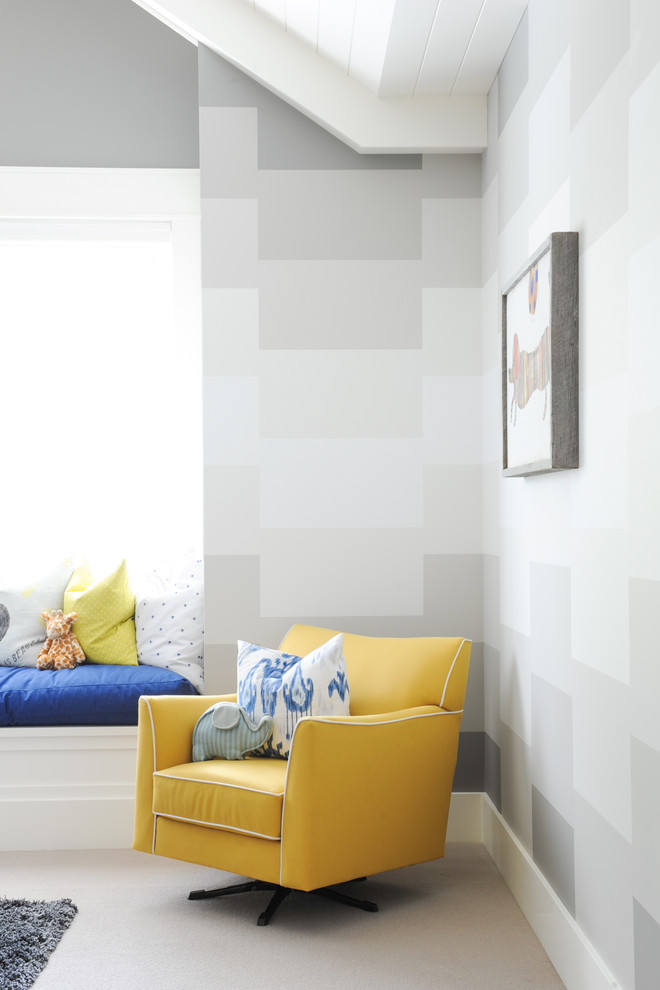 Esempio di una cameretta per neonati minimalista di medie dimensioni con pareti multicolore, moquette e pavimento bianco