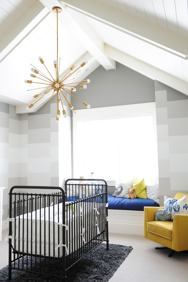 Идея дизайна: нейтральная комната для малыша среднего размера в стиле неоклассика (современная классика) с ковровым покрытием, разноцветными стенами и белым полом