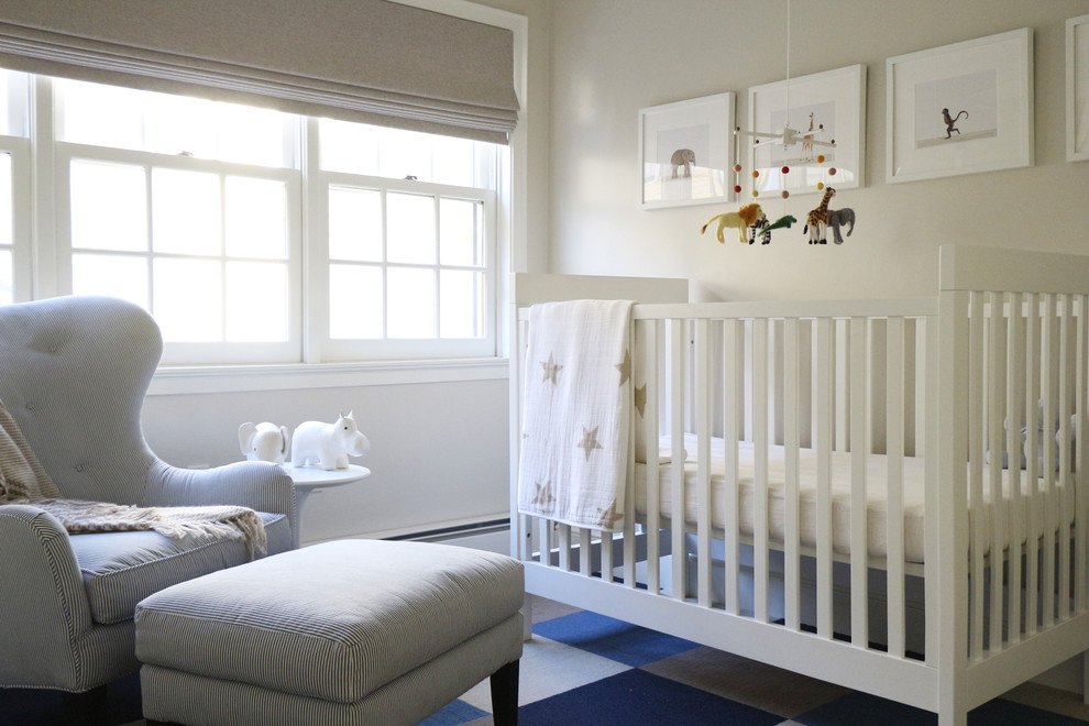 Стильный дизайн: нейтральная комната для малыша в стиле неоклассика (современная классика) с бежевыми стенами - последний тренд