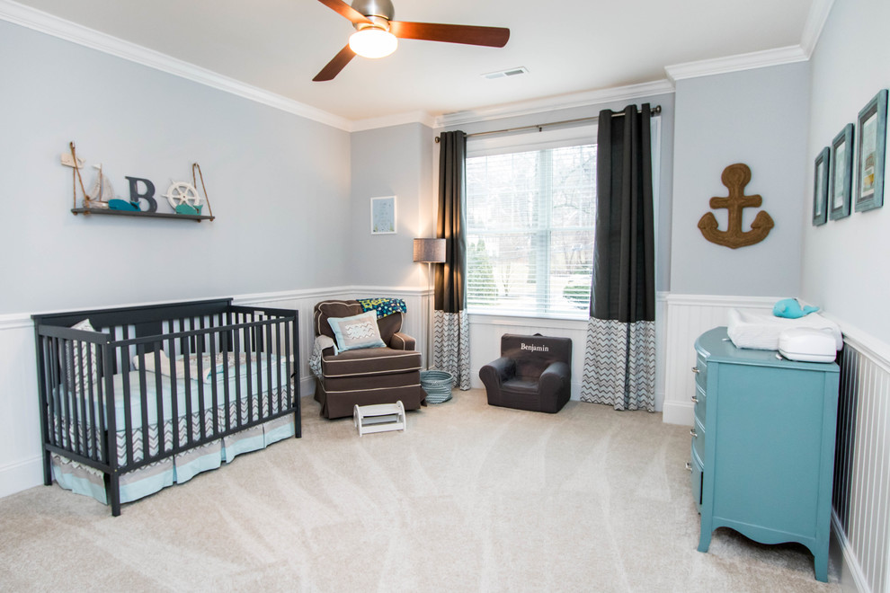 Idee per una cameretta per neonato tradizionale di medie dimensioni con pareti blu e moquette