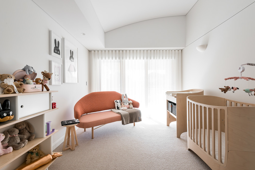 Mid-Century Babyzimmer mit weißer Wandfarbe, Teppichboden und weißem Boden in Perth