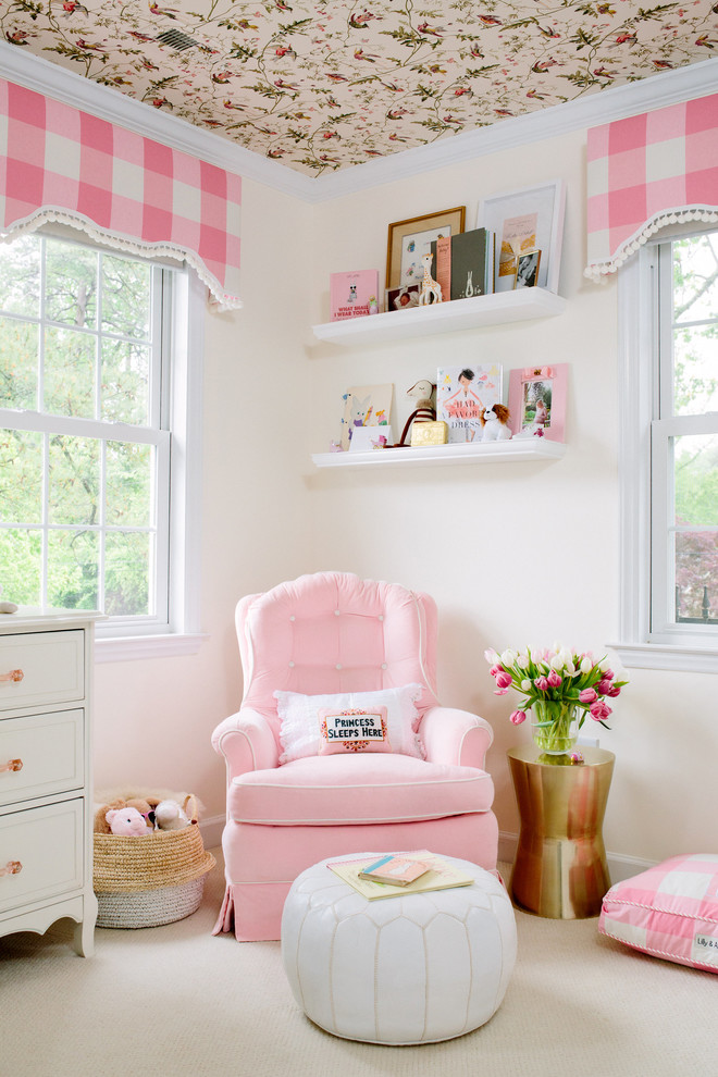 На фото: комната для малыша в классическом стиле для девочки