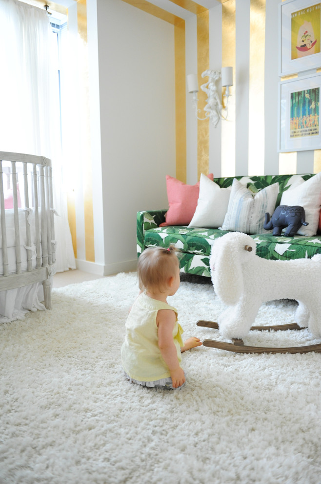 Свежая идея для дизайна: маленькая комната для малыша в современном стиле с разноцветными стенами, ковровым покрытием и коричневым полом для на участке и в саду, девочки - отличное фото интерьера