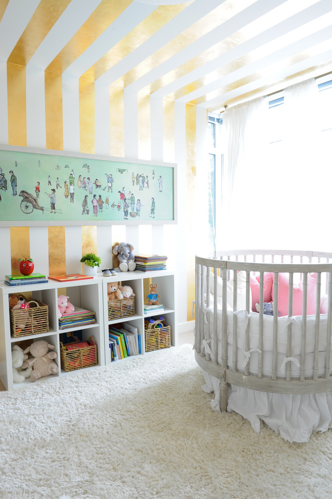 Inspiration pour une petite chambre de bébé fille design avec un mur multicolore, moquette et un sol marron.