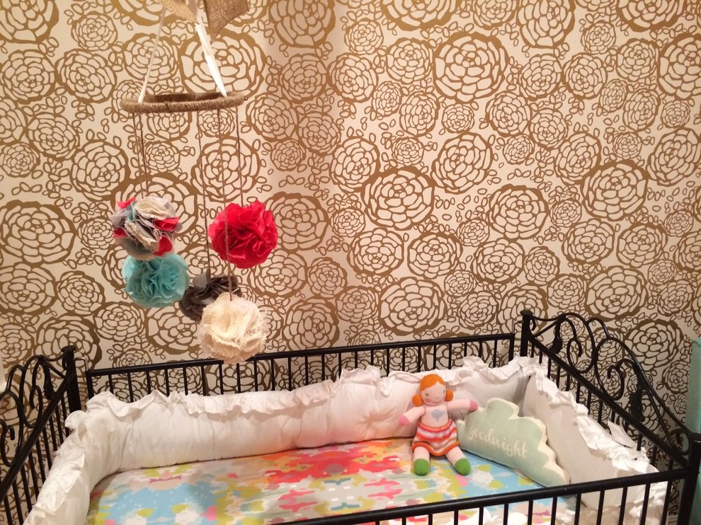 Diseño de habitación de bebé niña clásica renovada de tamaño medio con paredes rosas