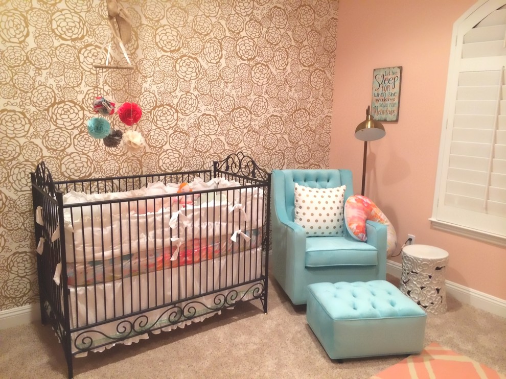На фото: комната для малыша среднего размера в стиле неоклассика (современная классика) с розовыми стенами и ковровым покрытием для девочки с