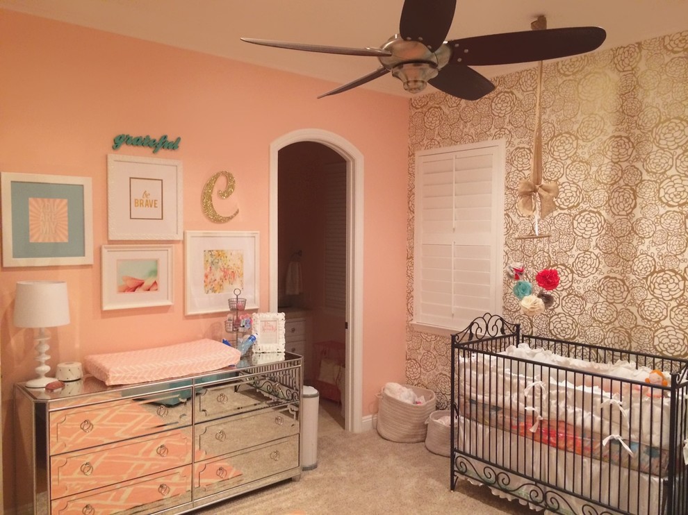 Idée de décoration pour une chambre de bébé fille tradition de taille moyenne avec un mur rose et moquette.