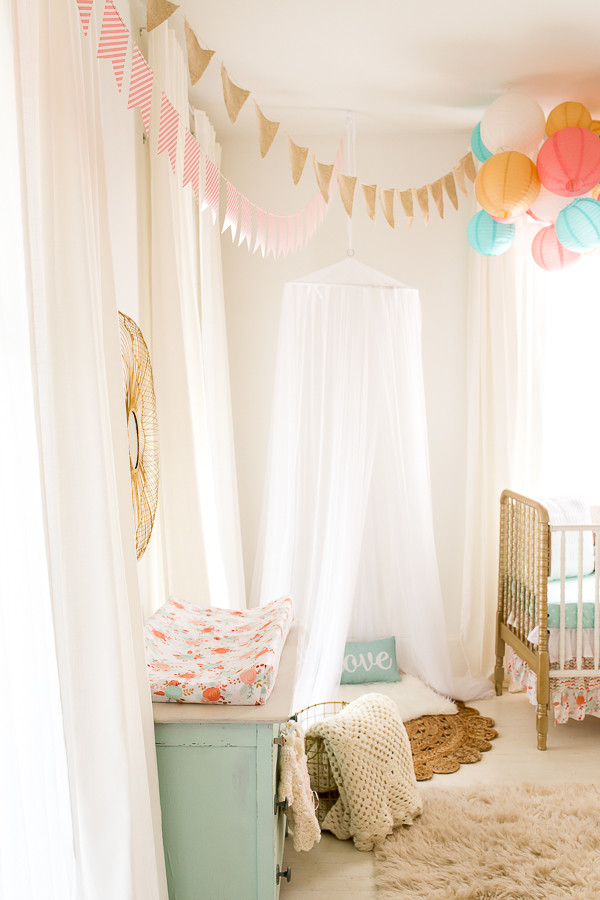 Mittelgroßes Shabby-Chic Babyzimmer mit weißer Wandfarbe und gebeiztem Holzboden in Atlanta