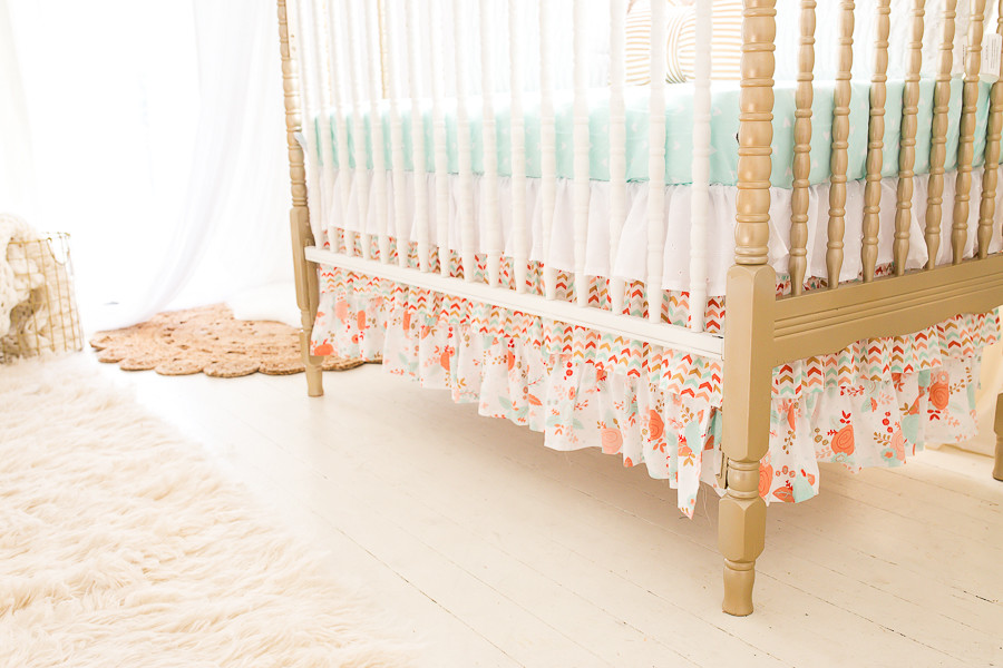 Foto de habitación de bebé niña romántica de tamaño medio con paredes blancas y suelo de madera pintada