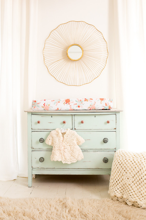 Ejemplo de habitación de bebé niña romántica de tamaño medio con paredes blancas y suelo de madera pintada