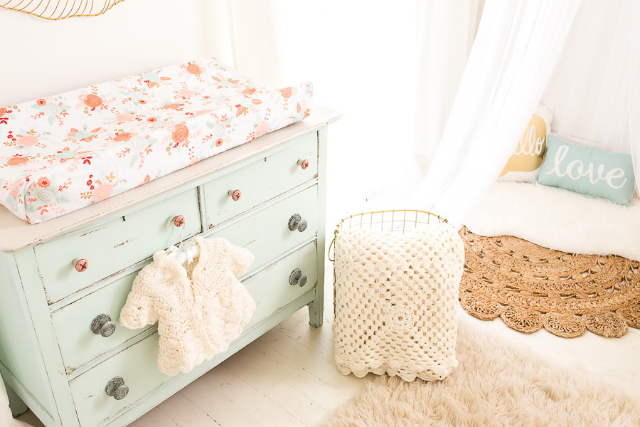 Mittelgroßes Shabby-Look Babyzimmer mit weißer Wandfarbe und gebeiztem Holzboden in Atlanta