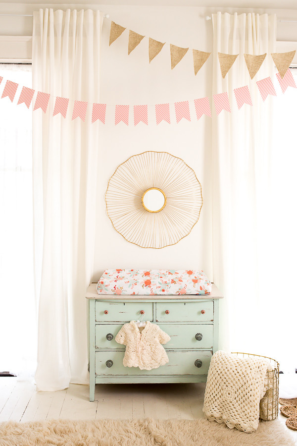 Идея дизайна: комната для малыша среднего размера в стиле шебби-шик с белыми стенами и деревянным полом для девочки