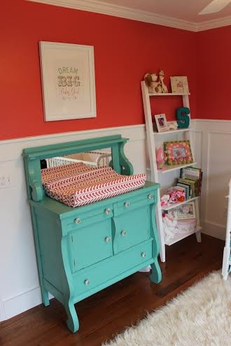 Imagen de habitación de bebé niña tradicional de tamaño medio con paredes rosas y suelo de madera en tonos medios