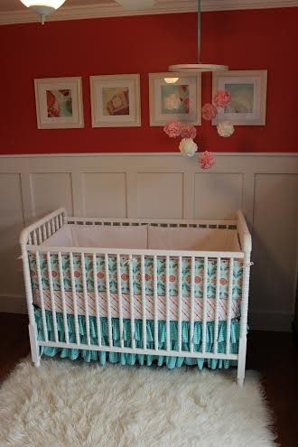 Cette image montre une chambre de bébé fille traditionnelle de taille moyenne avec un mur rose et un sol en bois brun.