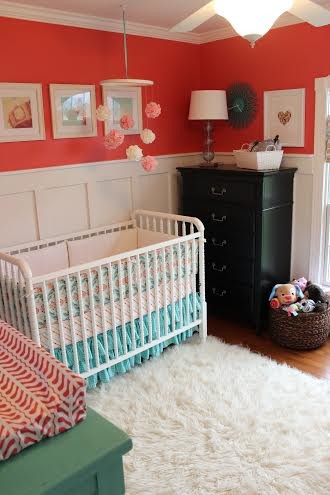 Exemple d'une chambre de bébé fille éclectique de taille moyenne avec un mur rose et un sol en bois brun.