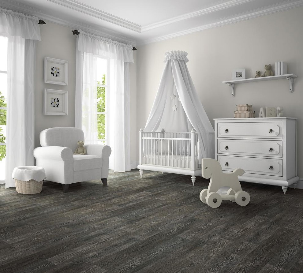 Imagen de habitación de bebé neutra moderna de tamaño medio con paredes grises, suelo de madera oscura y suelo marrón