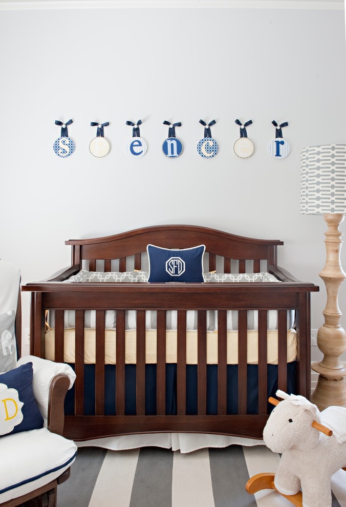 Foto de habitación de bebé niño clásica renovada de tamaño medio con paredes grises y suelo de madera en tonos medios