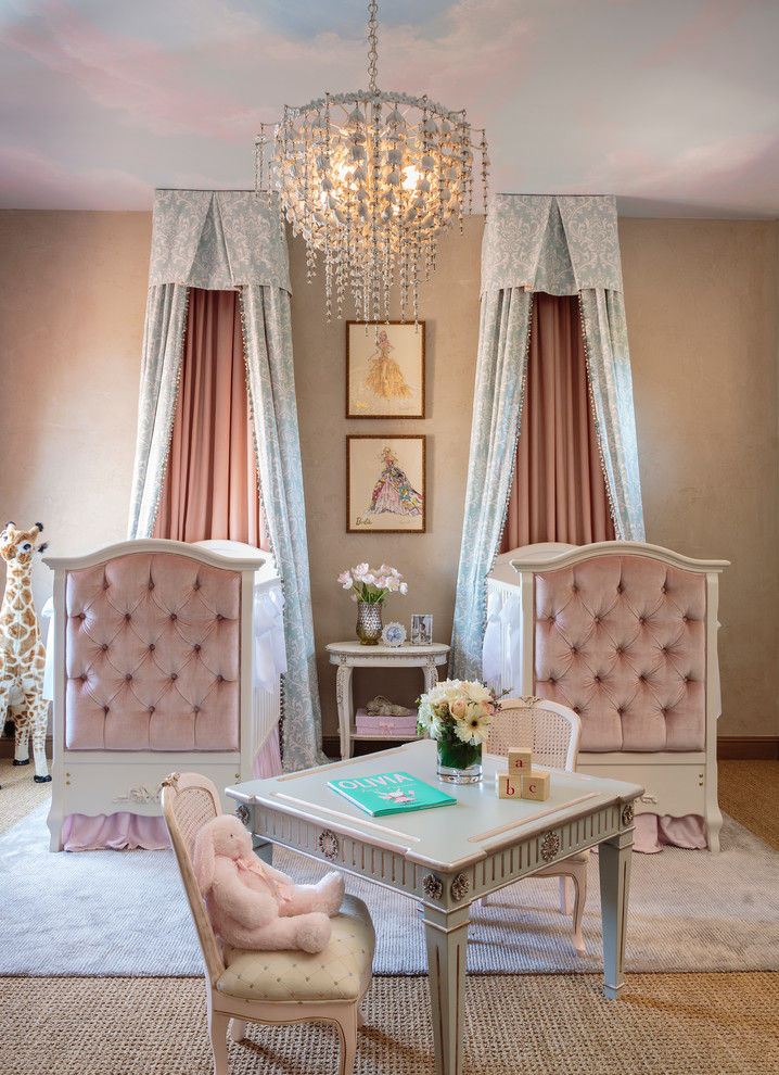 Пример оригинального дизайна: комната для малыша в классическом стиле с бежевыми стенами и ковровым покрытием для девочки