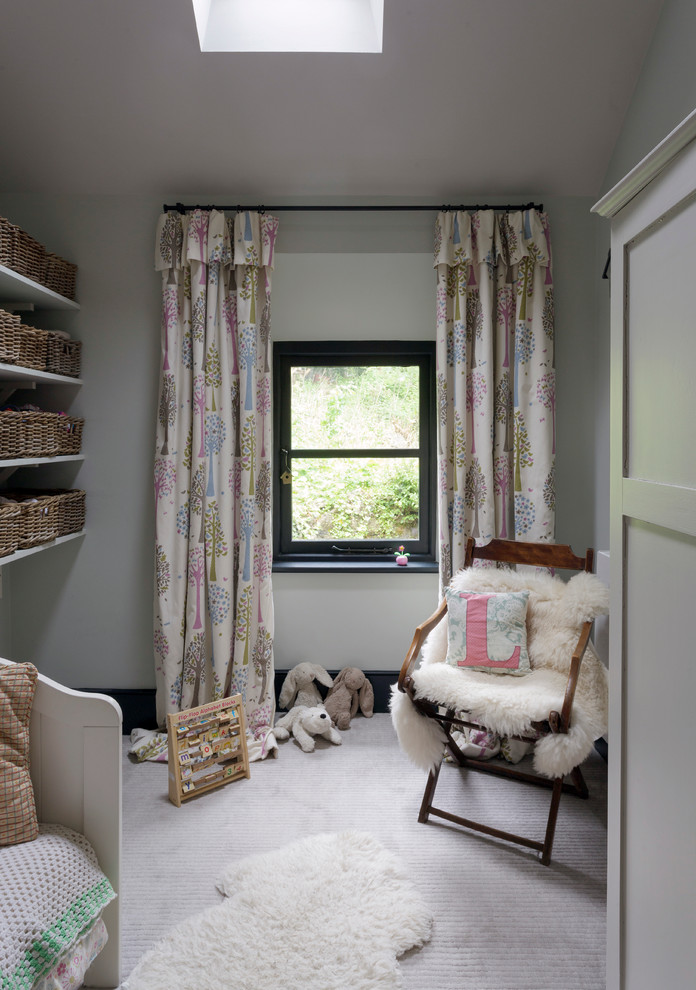 Imagen de habitación de bebé niña de estilo de casa de campo con moqueta y suelo gris