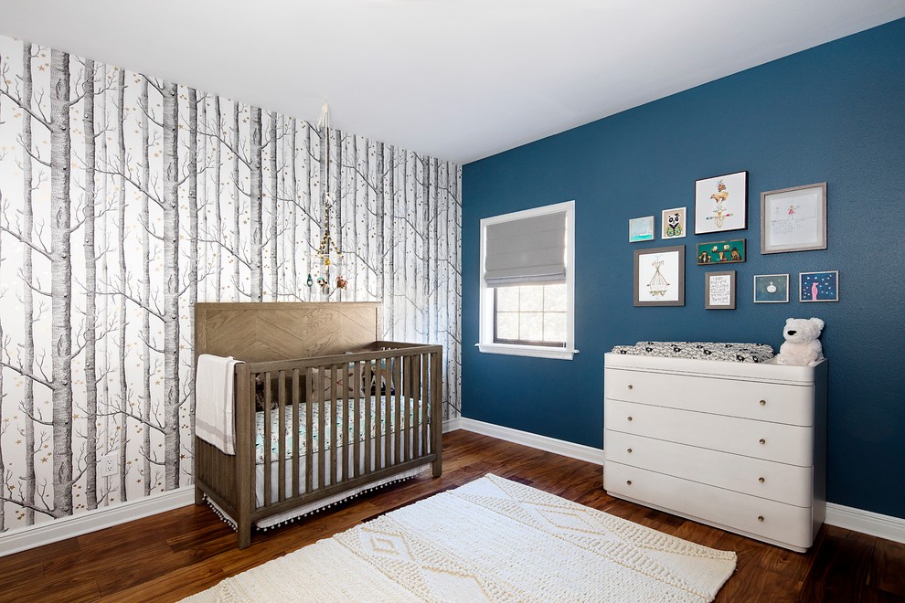オースティンにある中くらいなコンテンポラリースタイルのおしゃれな赤ちゃん部屋 (青い壁、濃色無垢フローリング、男女兼用、茶色い床) の写真