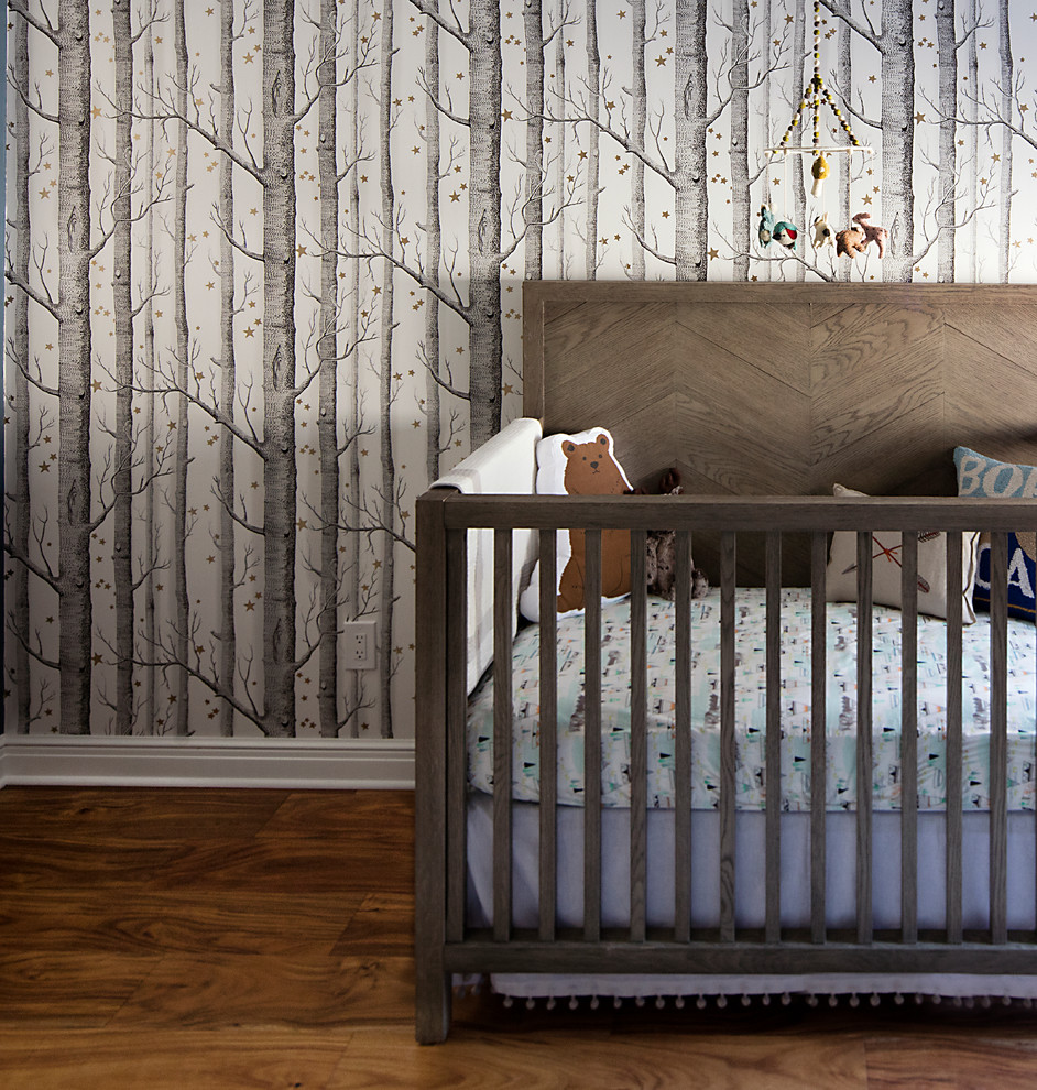 На фото: нейтральная комната для малыша среднего размера в современном стиле с синими стенами, темным паркетным полом и коричневым полом с