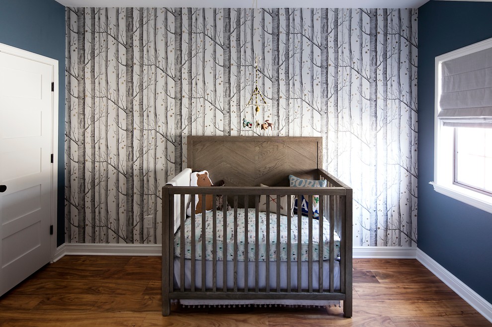 Inspiration pour une chambre de bébé neutre design de taille moyenne avec un mur bleu, parquet foncé et un sol marron.