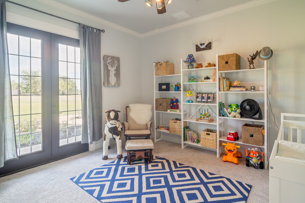 Großes, Neutrales Klassisches Babyzimmer mit grauer Wandfarbe und Teppichboden in Dallas