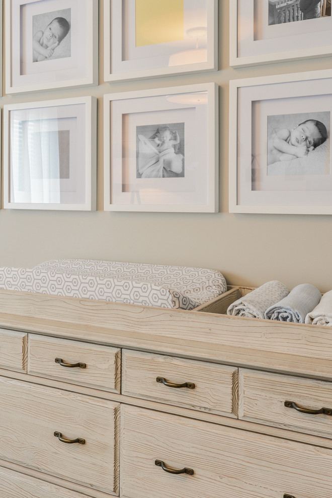 Diseño de habitación de bebé neutra contemporánea de tamaño medio con paredes multicolor y suelo de madera oscura