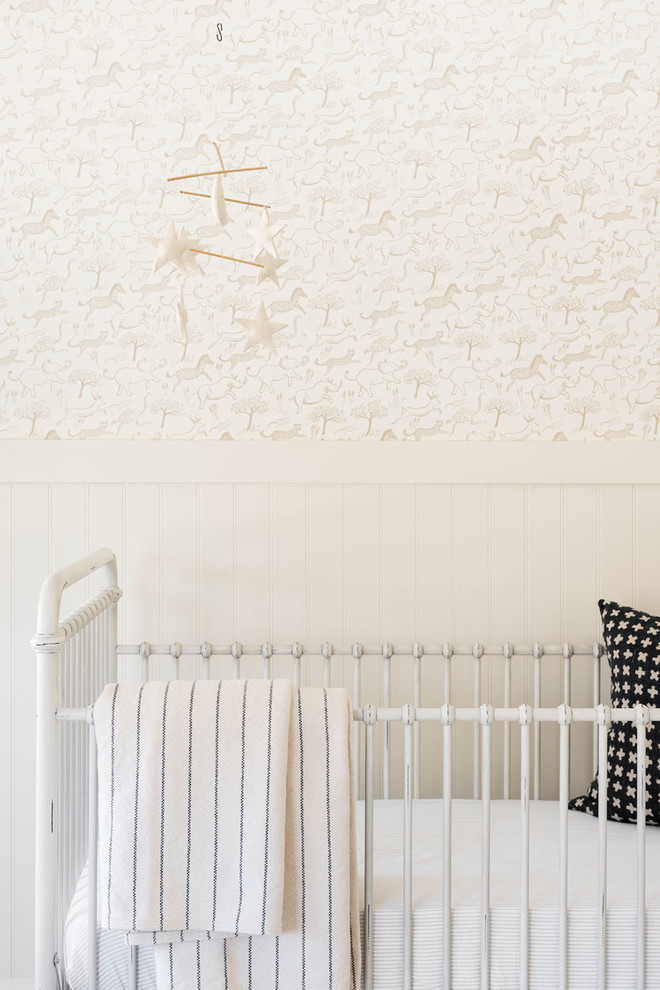 Modelo de habitación de bebé niña marinera grande con paredes blancas, moqueta y suelo gris