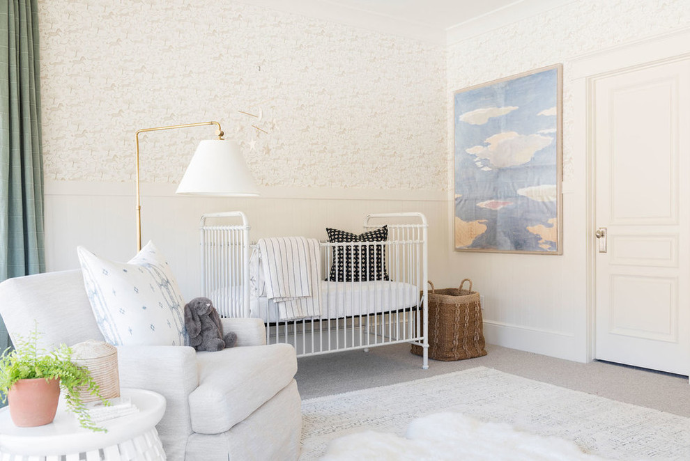 Источник вдохновения для домашнего уюта: большая комната для малыша в морском стиле с белыми стенами, ковровым покрытием и бежевым полом для девочки