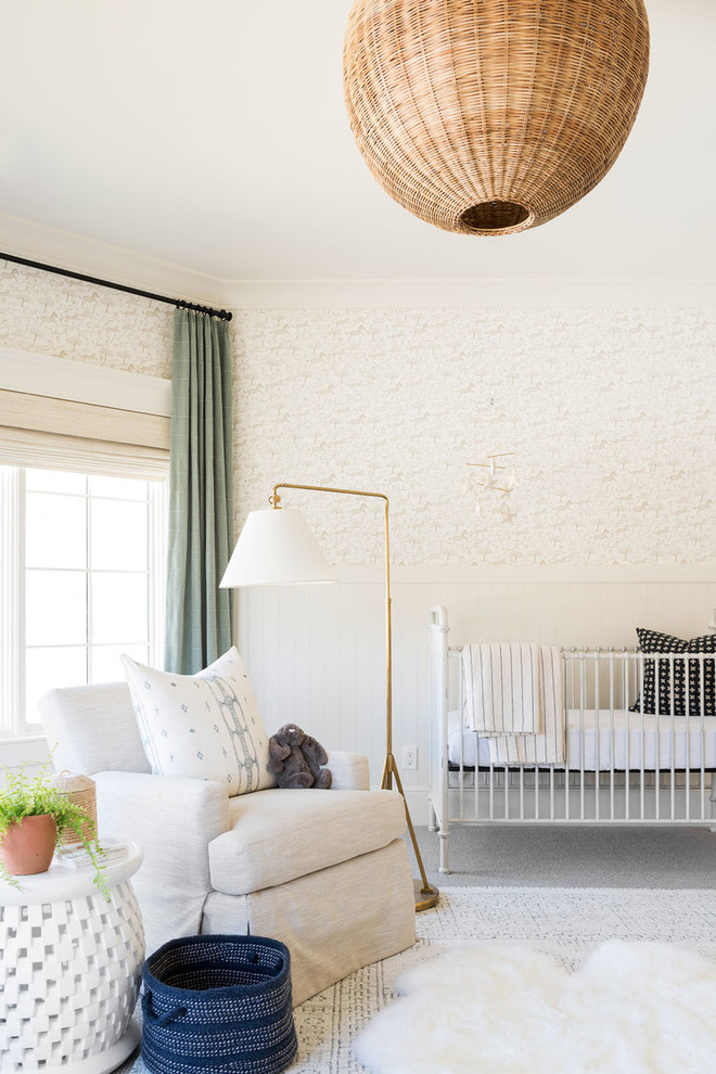 Exemple d'une grande chambre de bébé fille bord de mer avec un mur blanc, moquette et un sol gris.