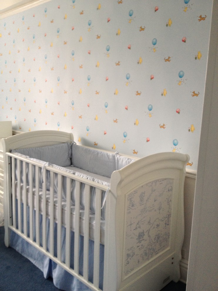 Aménagement d'une chambre de bébé garçon classique de taille moyenne avec un mur bleu et moquette.