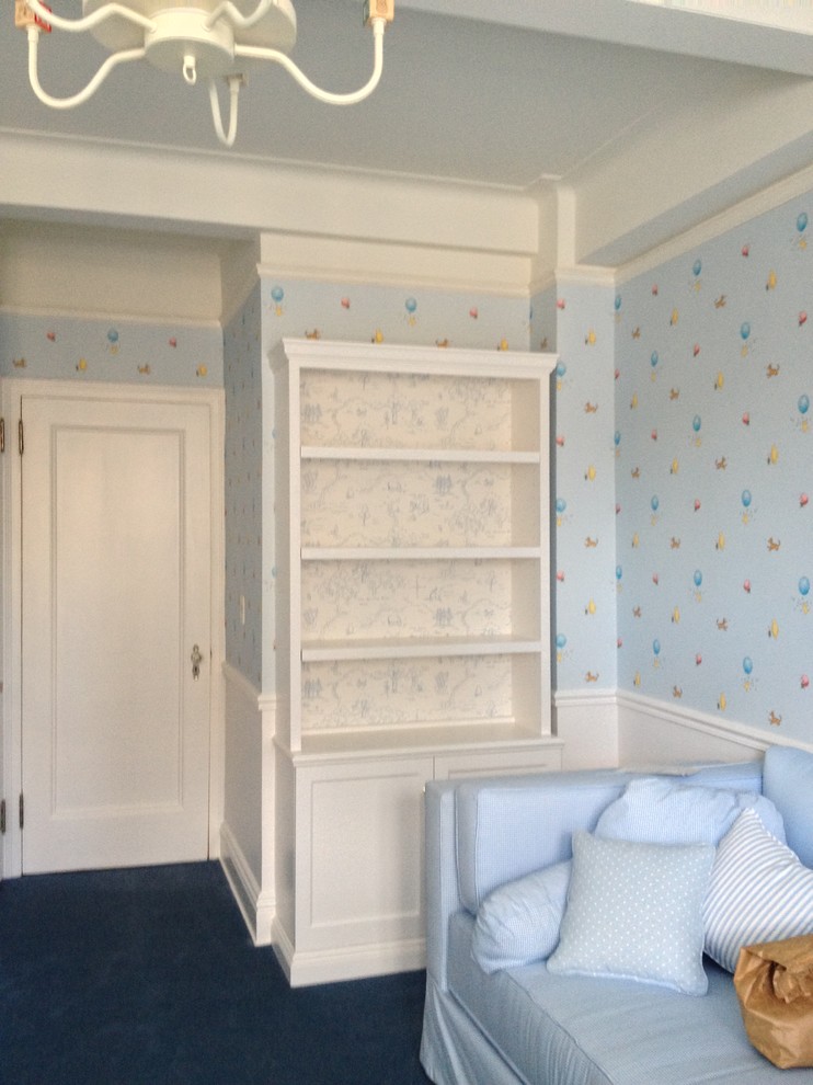 ニューヨークにあるお手頃価格の中くらいなトラディショナルスタイルのおしゃれな赤ちゃん部屋 (青い壁、カーペット敷き、男の子用) の写真